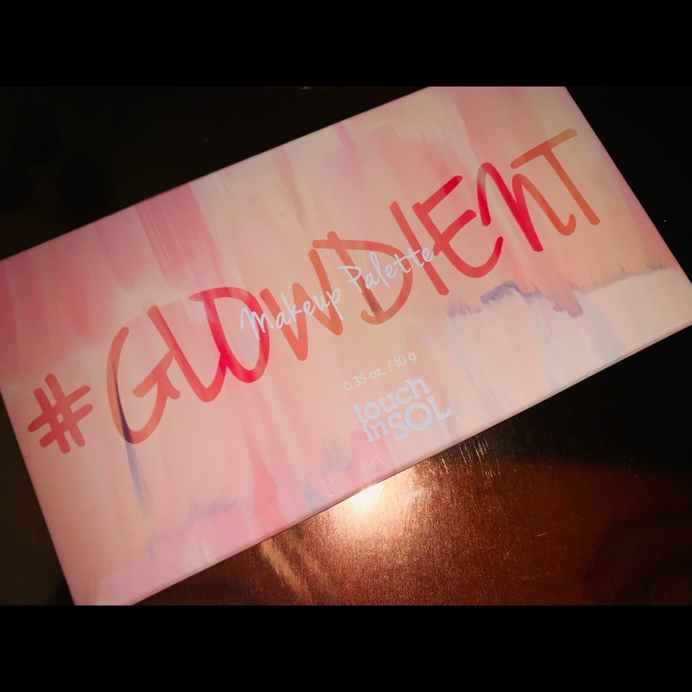 #Glowdient Makeup Palette